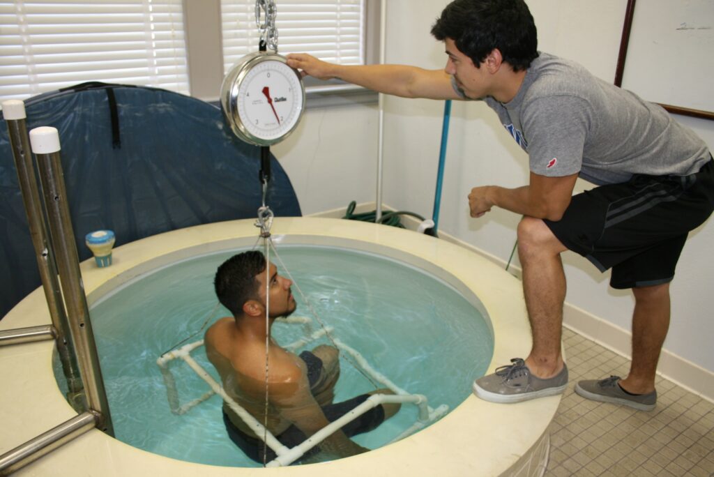 calcolare massa grassa: bilancia idrostatica